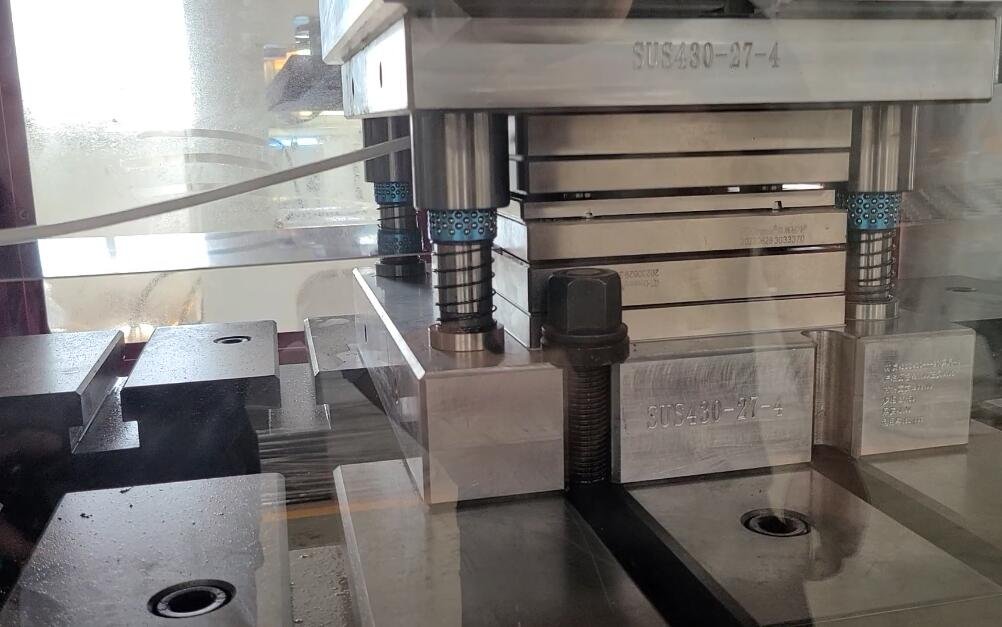 Popular Science: High-speed stamping production of razor blades for precision punching machines